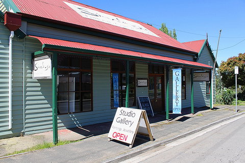 The Art Of Richard Stanley, Studio And Gallery - Tourism Caloundra 1