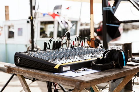 Apollo Bay Radio 87.6 FM - Tourism Caloundra 0