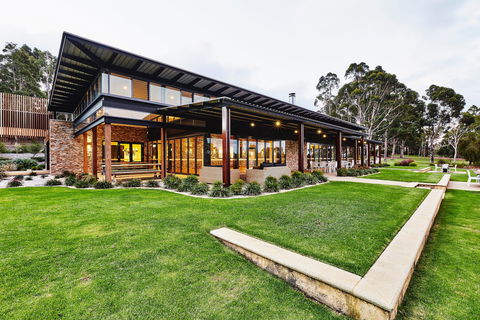 Lakeside Function Centre - Eight Willows Retreat - Tourism Caloundra 0