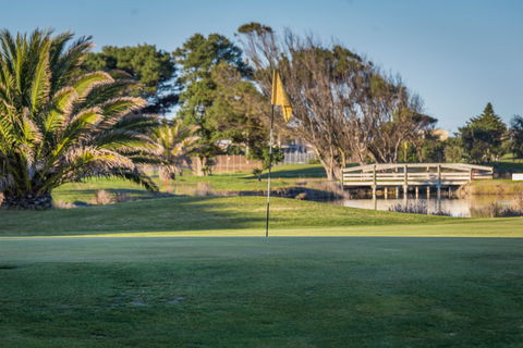 South Lakes Golf Club - Tourism Caloundra 0