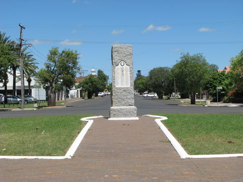 War Memorial And Heroes Avenue, Roma - Tourism Caloundra 0