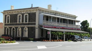 Royal Arms Hotel - Tourism Caloundra 0