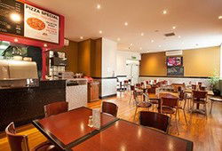 Gladstone Hotel - Tourism Caloundra 1