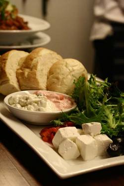 Oscars Lounge Bar & Restaurant - Tourism Caloundra 2