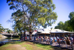 Anglers Tavern - Tourism Caloundra 3