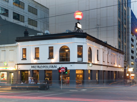 Metropolitan Hotel - Tourism Caloundra 1