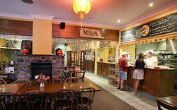 Albion Park Hotel - Tourism Caloundra 2