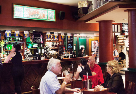 O'Malley's Irish Pub - Tourism Caloundra 2