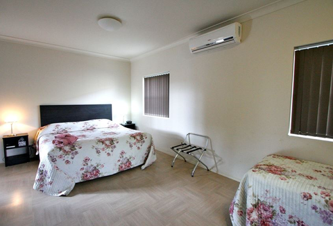 Station Hotel - Tourism Caloundra 2