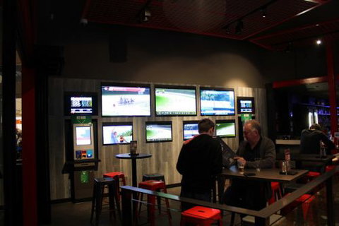 The Sporting Globe Bar & Grill - Tourism Caloundra 2
