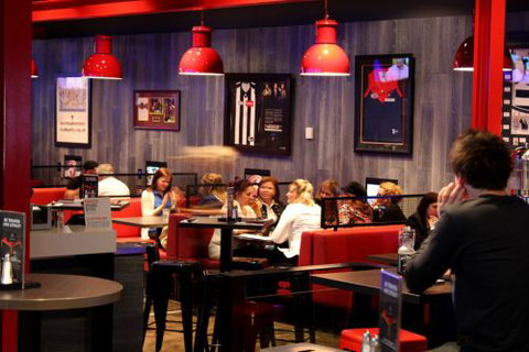 The Sporting Globe Bar & Grill - Tourism Caloundra 3