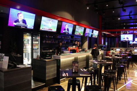 The Sporting Globe Bar & Grill - Tourism Caloundra 4