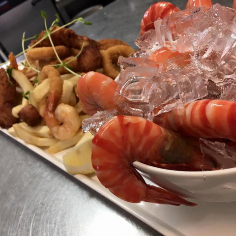 Tin Can Bay Yacht Club Bistro - Tourism Caloundra 3