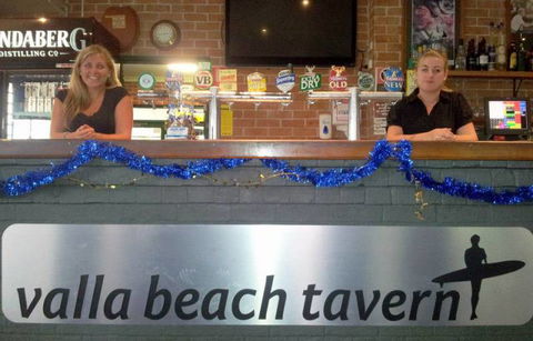 Valla Beach Tavern - Tourism Caloundra 0