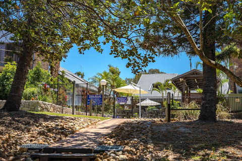Glen Eden Beach Resort - Tourism Caloundra 4