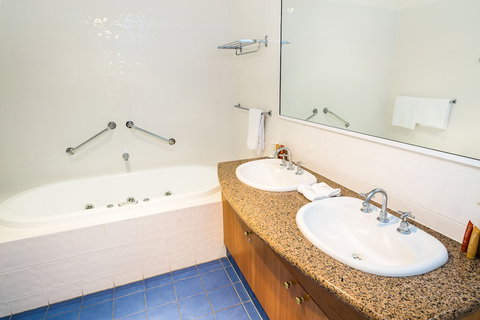 Edgewater Hotel - Tourism Caloundra 6