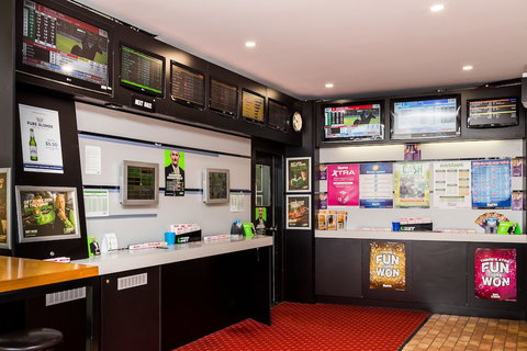 Edgewater Hotel - Tourism Caloundra 1