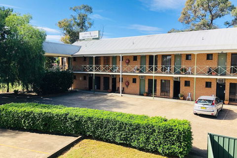 Campbelltown Colonial Motor Inn - Tourism Caloundra 2