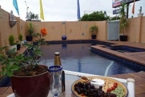 Blue Pelican Motel - Tourism Caloundra 0