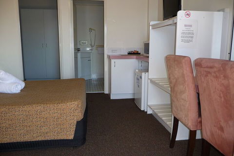 Blue Pelican Motel - Tourism Caloundra 5