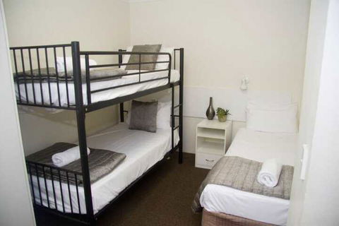 Blue Pelican Motel - Tourism Caloundra 7