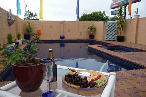 Blue Pelican Motel - Tourism Caloundra 2