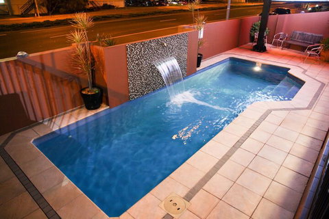 Rocky Resort Motor Inn - Tourism Caloundra 5