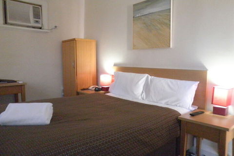 Princes Lodge Motel - Tourism Caloundra 3
