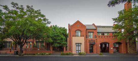 Majestic Old Lion Apartments - Tourism Caloundra 0