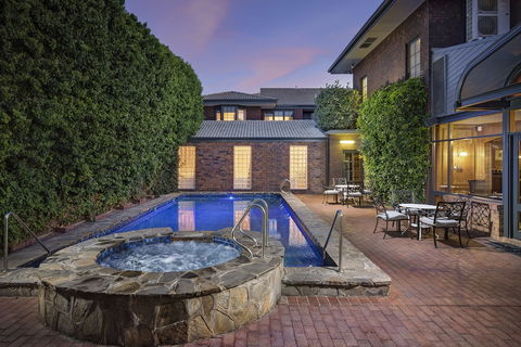 Adelaide Inn - Tourism Caloundra 0