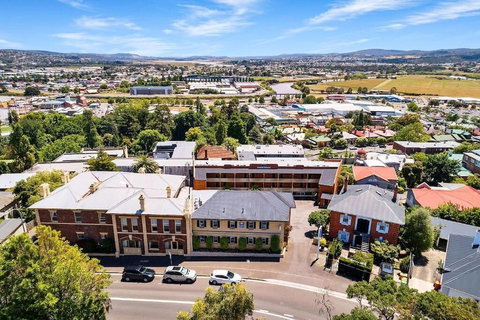 Coach House Launceston - Tourism Caloundra 1