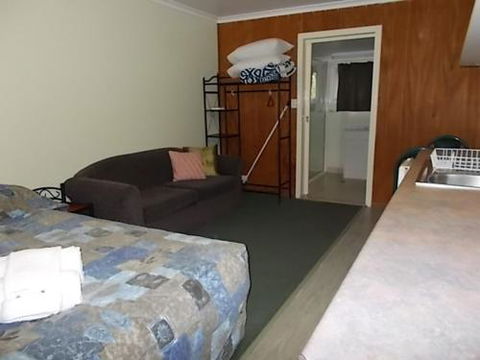 Oakridge Motel Tourist Park - Tourism Caloundra 1