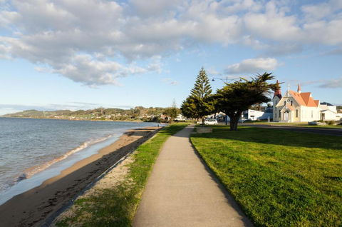 Penguin Beach House - Tourism Caloundra 1