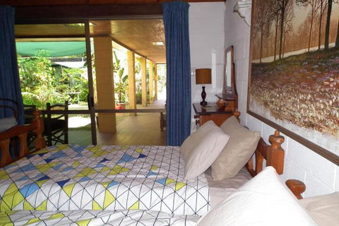Shady Grove B & B - Tourism Caloundra 5