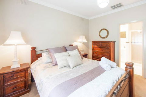 Ayr House Echuca Holiday Homes - Tourism Caloundra 3