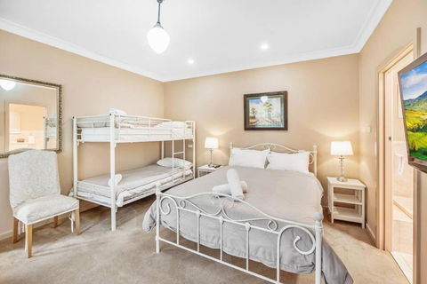 Ayr House Echuca Holiday Homes - Tourism Caloundra 6