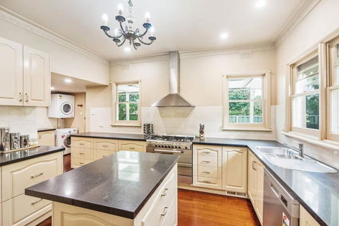 Ayr House Echuca Holiday Homes - Tourism Caloundra 4