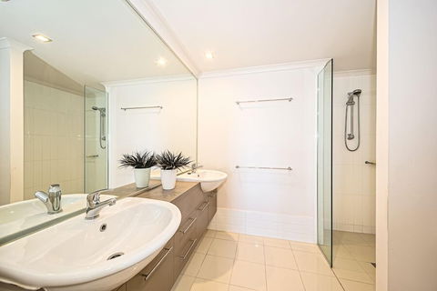 On The Bay Apartments - Tourism Caloundra 2