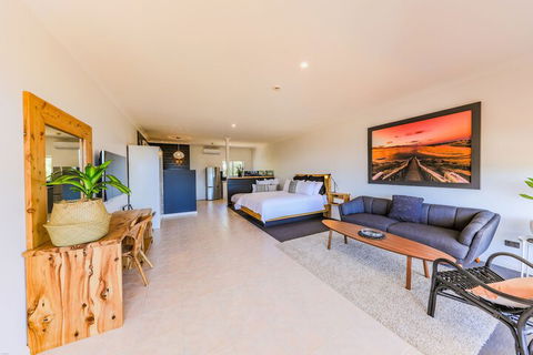 COAST Motel And Apartments - Tourism Caloundra 5
