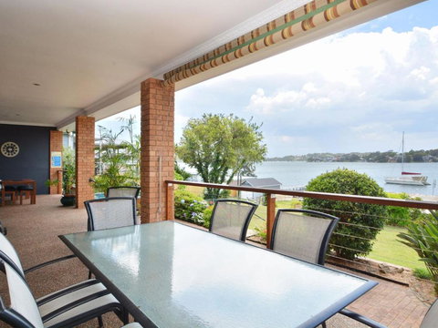 The House On The Lake At Fishing Point Lake Macquarie Honestly Put The Line In & Catch Fish - Tourism Caloundra 4