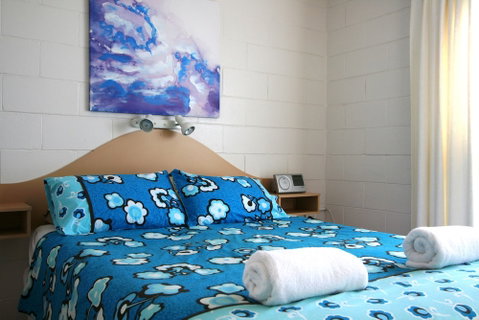 Lake Edge Holiday Units - Tourism Caloundra 3