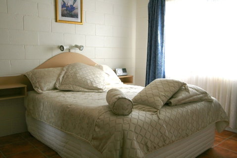 Lake Edge Holiday Units - Tourism Caloundra 5