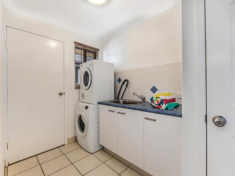 Coolum Waves Pet Friendly Holiday House - Tourism Caloundra 4