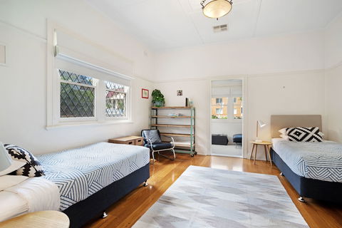 Newcastle Executive Homes - Cooks Hill Cottage - Tourism Caloundra 6