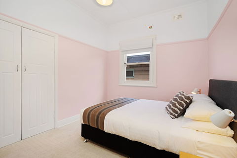 Newcastle Executive Homes - Cooks Hill Cottage - Tourism Caloundra 2