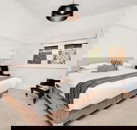Newcastle Executive Homes - Cooks Hill Cottage - Tourism Caloundra