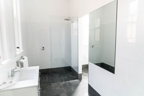 Swansea Hotel - Tourism Caloundra 5