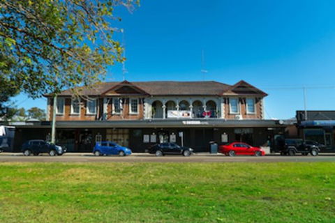 Swansea Hotel - Tourism Caloundra 0