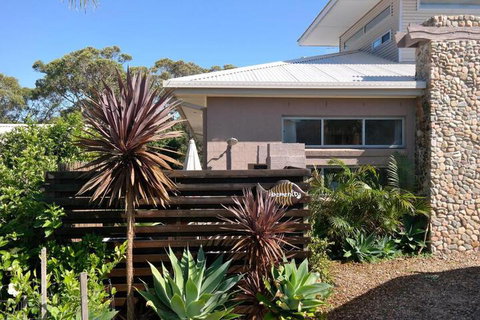 Serenity Lodge For Couples - Tourism Caloundra 2
