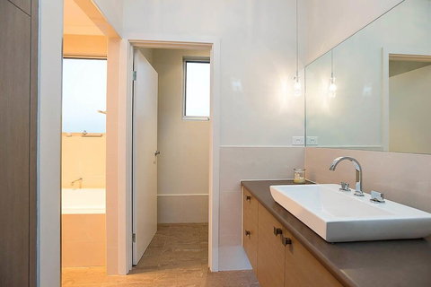 Lavina Luxury Beach House - Tourism Caloundra 4